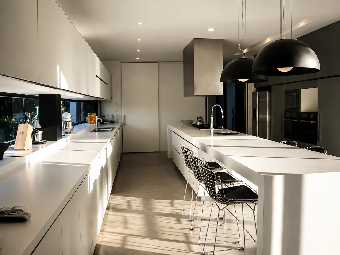 Cocina minimalista y mobiliario a medida METAMA