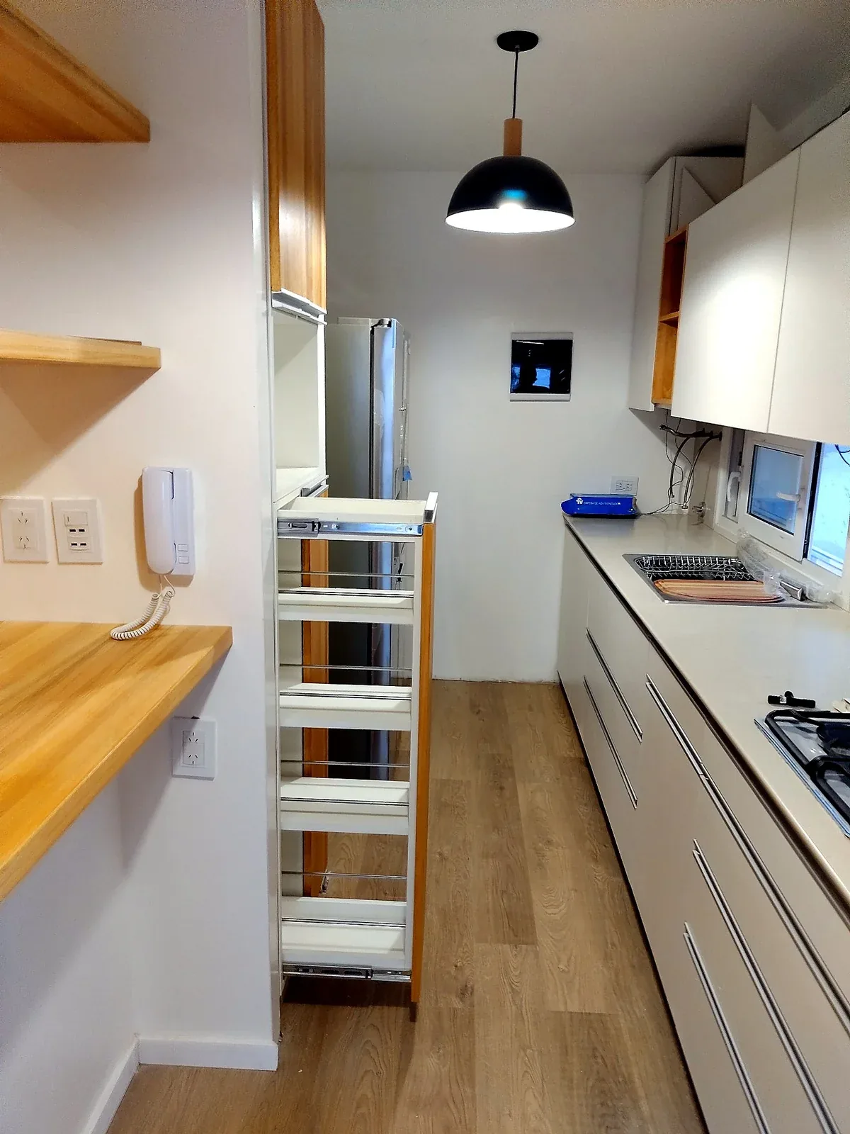 Cocina lineal compacta