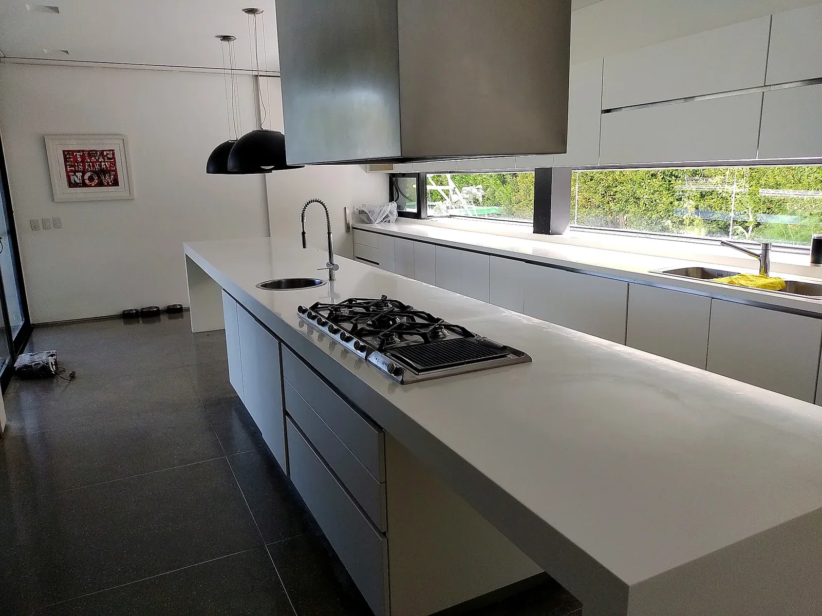 Mesada y equipamiento a medida en Corian®